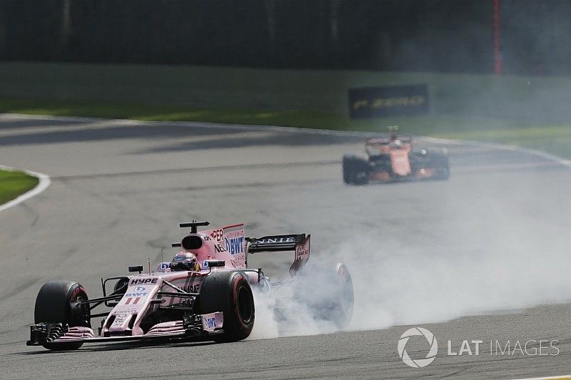 Sergio Pérez, Sahara Force India F1 VJM10, con un pinchazo y Stoffel Vandoorne, McLaren MCL32