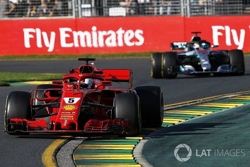 Sebastian Vettel, Ferrari SF71H lidera a Lewis Hamilton, Mercedes-AMG F1 W09