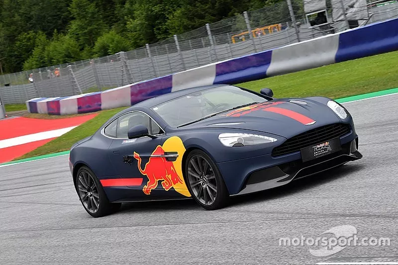 Max Verstappen, Red Bull Racing in een Aston Martin