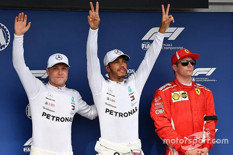 Le poleman Lewis Hamilton, Mercedes AMG F1, le deuxi&egrave;me, Valtteri Bottas, Mercedes AMG F1, le troisi&egrave;me, Kimi Raikkonen, Ferrari