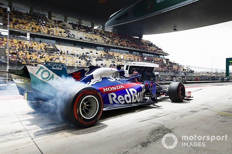 Daniil Kvyat, Toro Rosso STR14, lights up his rears in the pit lane