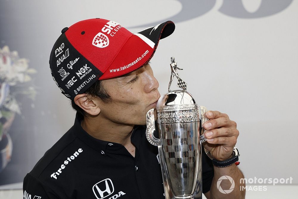 佐藤琢磨、自身ふたつ目となるインディ500優勝“ミニトロフィー