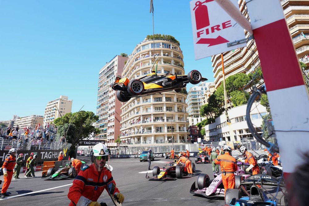 Marshals clear the cars of Alex Dunne, Rodin Motorsport, Gabriele Mini, PREMA Racing and Sami Meguetounif,  Trident 