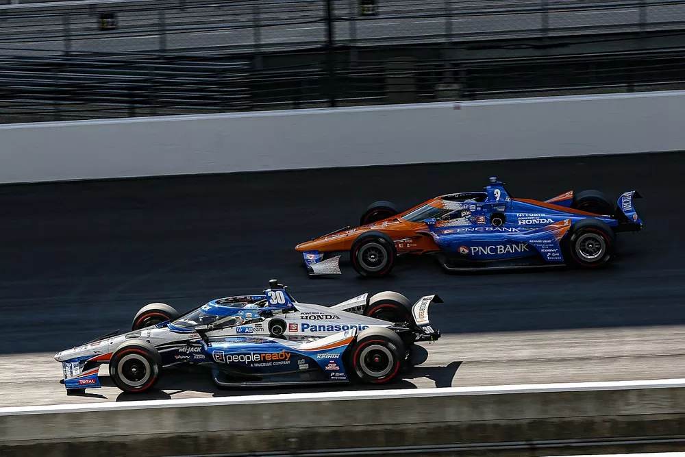 Takuma Sato, Rahal Letterman Lanigan Racing Honda passes Scott Dixon, Chip Ganassi Racing Honda for the lead