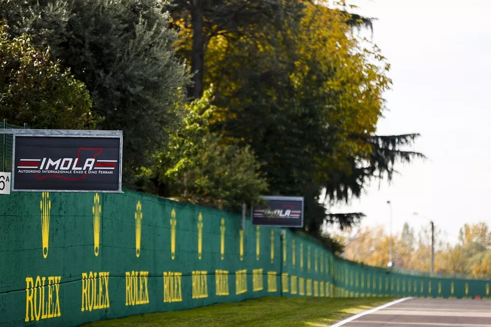 Cartello di Imola e dello sponsor a lato della pista