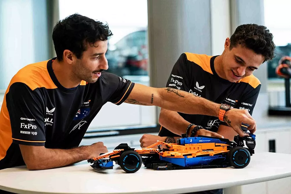 Daniel Ricciardo y Lando Norris con el McLaren F1 de LEGO&reg; Technic&trade;