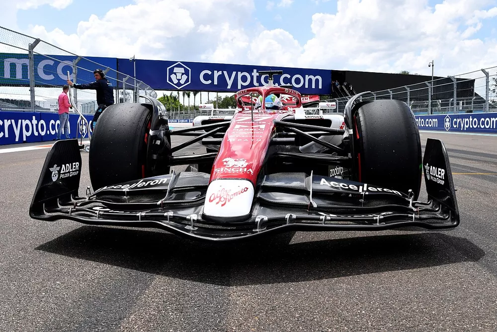 Valtteri Bottas, Alfa Romeo C42, arrive sur la grille