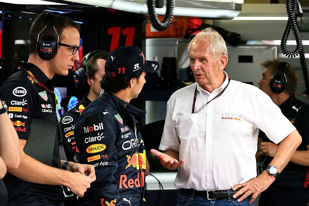 Sergio Pérez, Red Bull Racing, con Helmut Marko, asesor de Red Bull Racing