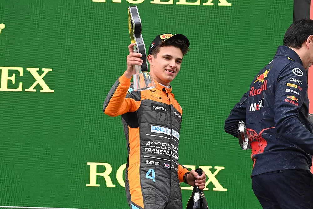 Lando Norris, McLaren, 3&ordf; posici&oacute;n, con su trofeo y el champ&aacute;n