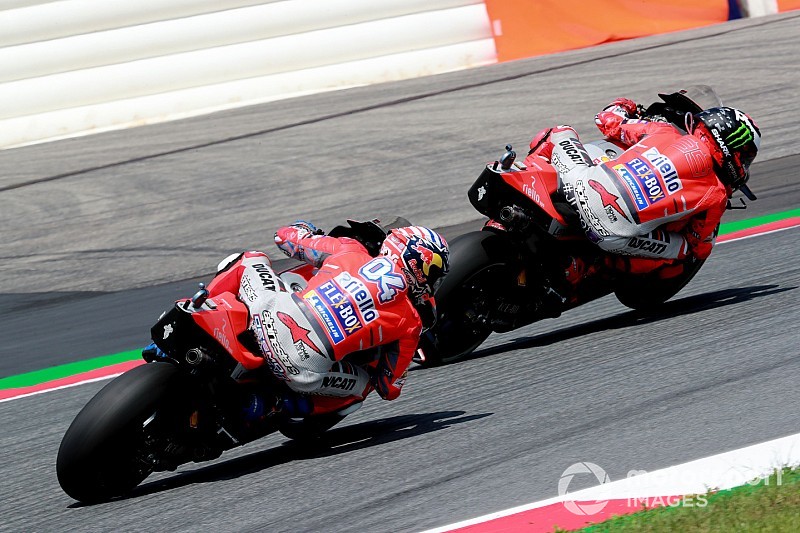 Zampata Ducati sull'umido di Silverstone: pole di Lorenzo davanti a Dovizioso. Rossi fuori dalla Top 10!