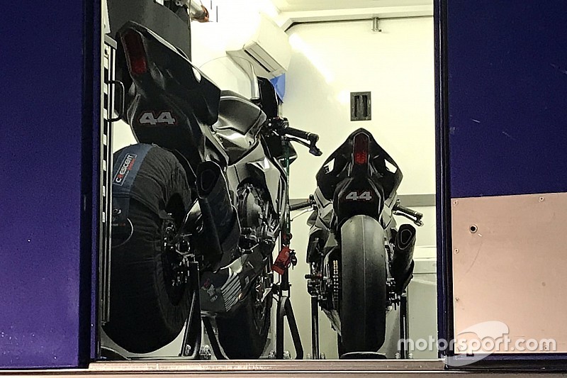 Lewis Hamilton kommt bei Superbike-Test zu Sturz!