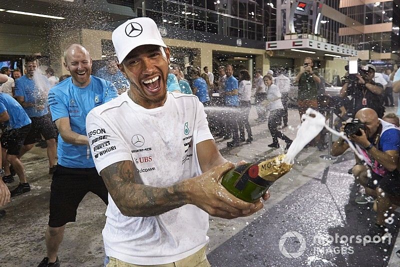 Lewis Hamilton, Mercedes AMG F1, fête sa victoire avec l'équipe