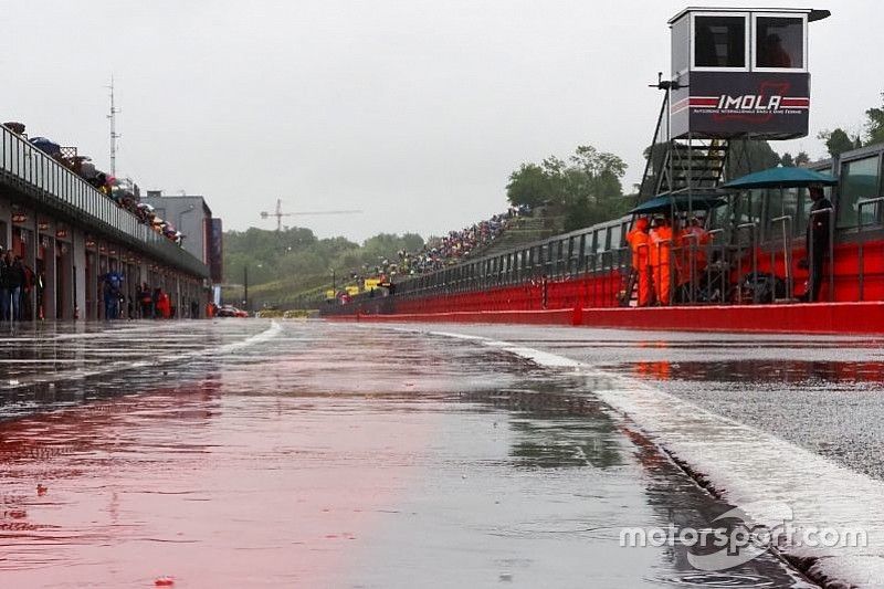 Lluvia en el  paddock