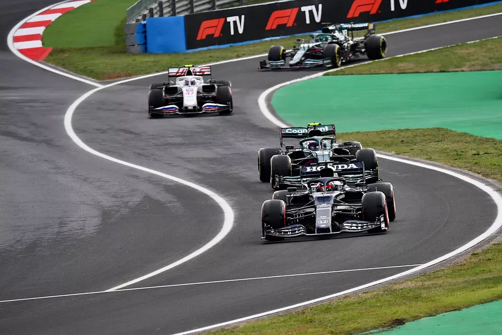 Yuki Tsunoda, AlphaTauri AT02, Sebastian Vettel, Aston Martin AMR21, Mick Schumacher, Haas VF-21, en Lance Stroll, Aston Martin AMR21