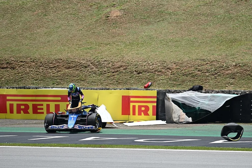 Esteban Ocon, Alpine F1 Team, sort de sa monoplace apr&egrave;s son accrochage avec Fernando Alonso, Aston Martin AMR23