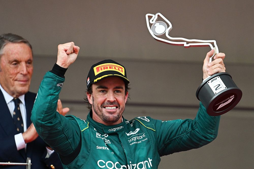 Podio: segundo lugar Fernando Alonso, Aston Martin F1 Team