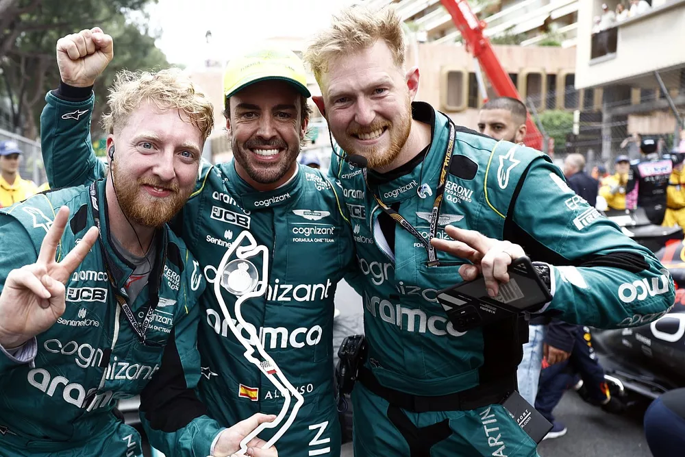 Fernando Alonso, Aston Martin F1 Team, 2&ordf; posici&oacute;n, celebra con sus mec&aacute;nicos despu&eacute;s del podio