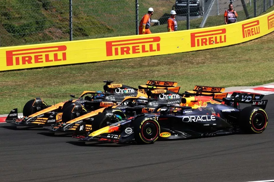 Max Verstappen, Red Bull Racing RB20, Lando Norris, McLaren MCL38, Oscar Piastri, McLaren MCL38, go three wide into the first corner