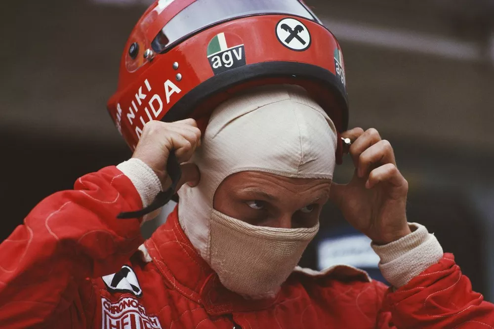 Niki Lauda, Ferrari, se pone el casco antes de la salida