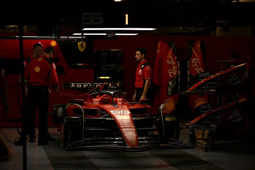 Carlos Sainz'in Ferrari SF-23'ü, Ferrari SF-23 garajda
