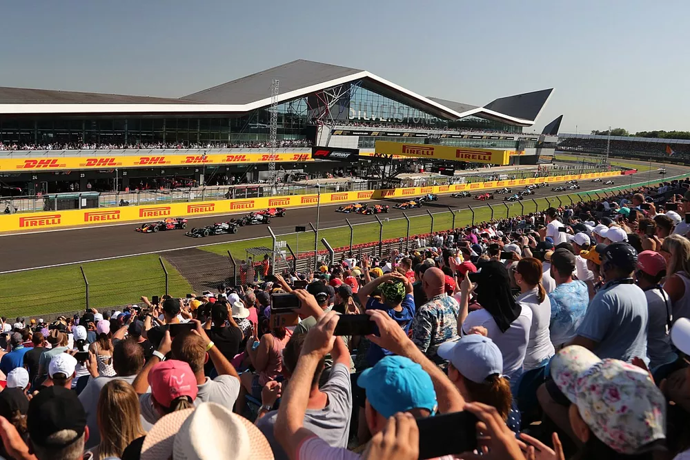 Max Verstappen, Red Bull Racing RB16B, Lewis Hamilton, Mercedes W12, Valtteri Bottas, Mercedes W12, Charles Leclerc, Ferrari SF21, and the rest of the field at the start