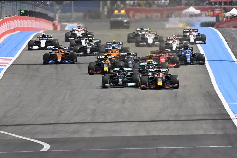 Max Verstappen, Red Bull Racing RB16B, Lewis Hamilton, Mercedes W12, Valtteri Bottas, Mercedes W12, Sergio Perez, Red Bull Racing RB16B,Carlos Sainz Jr., Ferrari SF21 , and the rest of the field at the start
