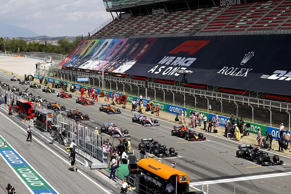 Mechanics clear the grid as the drivers preapre to start the formation lap