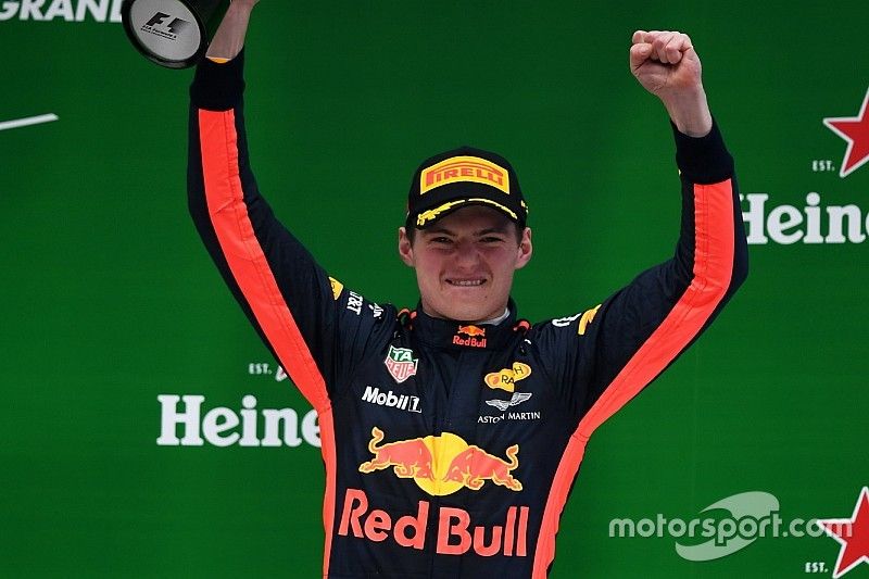 Max Verstappen, Red Bull Racing celebra en el podio con el trofeo
