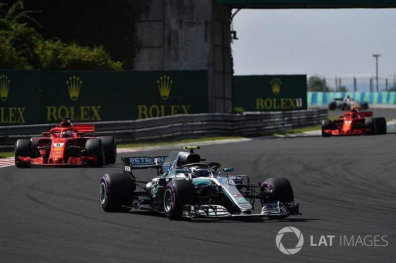 Valtteri Bottas, Mercedes-AMG F1 W09 leads Sebastian Vettel, Ferrari SF71H