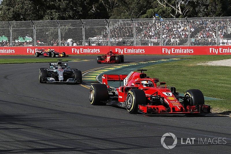 Sebastian Vettel, Ferrari SF71H lidera a Lewis Hamilton, Mercedes-AMG F1 W09