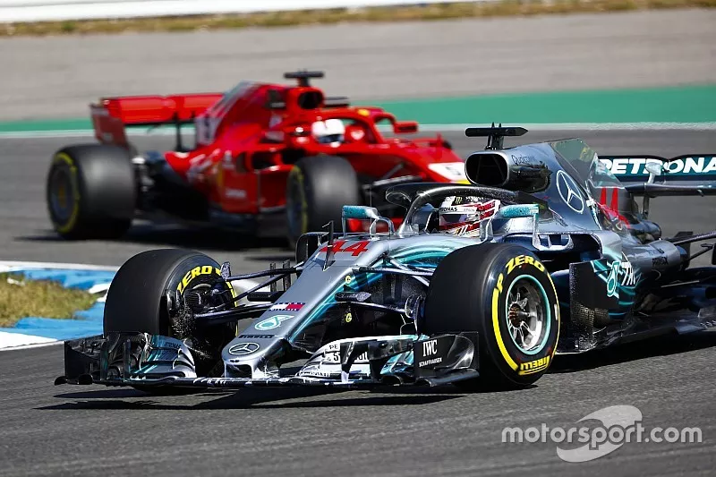 Lewis Hamilton, Mercedes AMG F1 W09, devant Sebastian Vettel, Ferrari SF71H