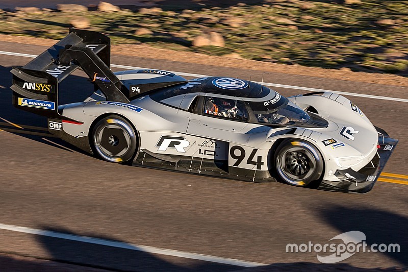 Pikes Peak: Romain Dumas mette la Volkswagen elettrica davanti a tutti nelle qualifiche