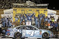 Harvick le arrebata el triunfo a Truex en un cerrado final