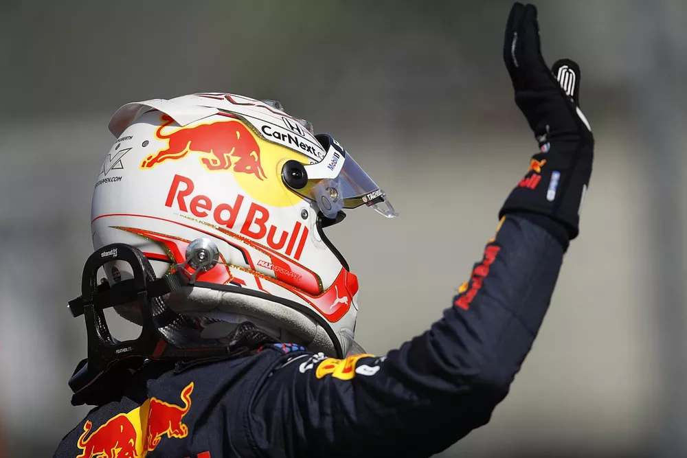Max Verstappen, Red Bull Racing, salue le public depuis le parc fermé