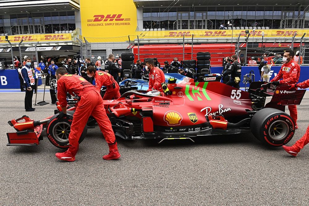 Carlos Sainz Jr., Ferrari SF21, llega a la parrilla