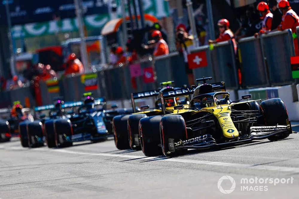 Daniel Ricciardo, Renault F1 Team R.S.20, Esteban Ocon, Renault F1 Team R.S.20, e Valtteri Bottas, Mercedes F1 W11