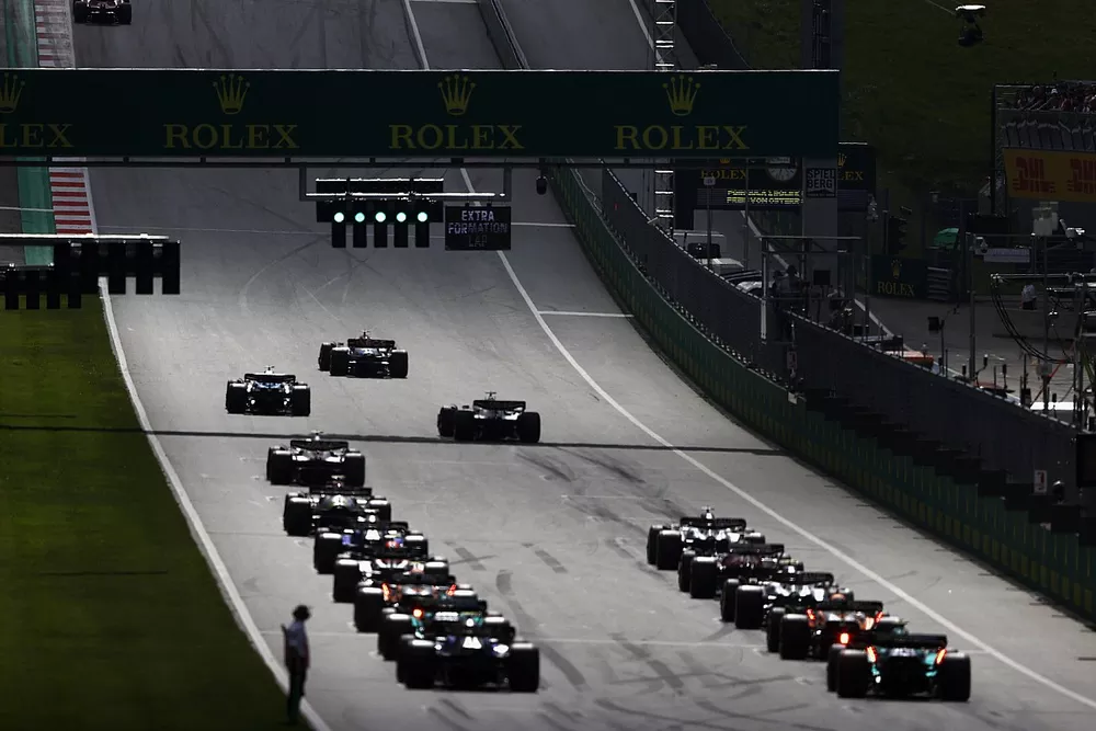Los pilotos se alejan para la vuelta de formaci&oacute;n