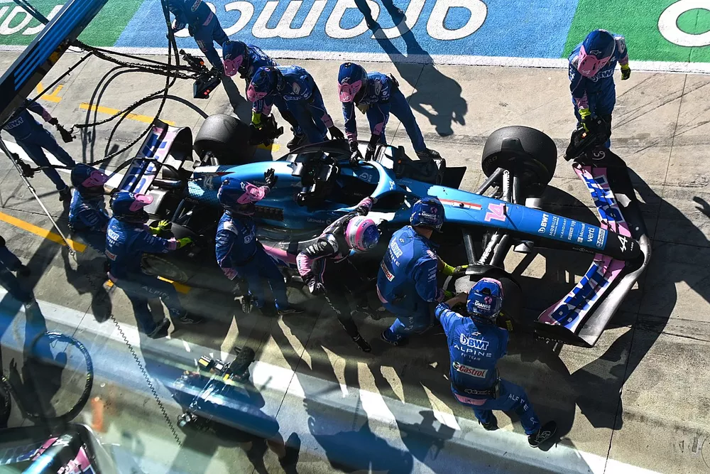 Fernando Alonso, Alpine A522, retires from the race in the pits