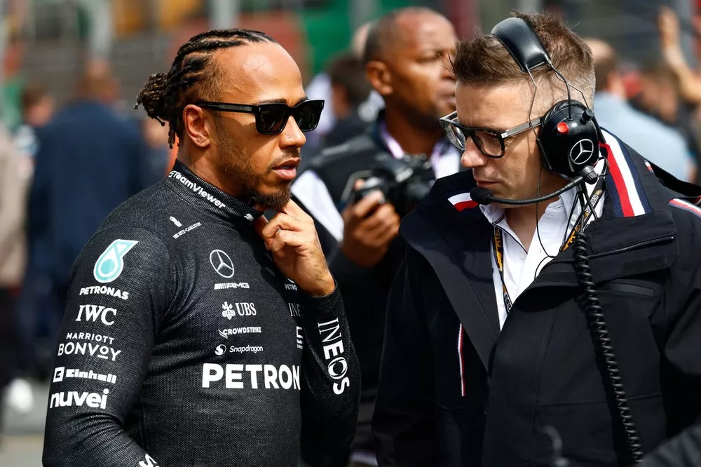 Lewis Hamilton, Mercedes-AMG, Peter Bonnington, Senior Race Engineer, Mercedes AMG, on the grid