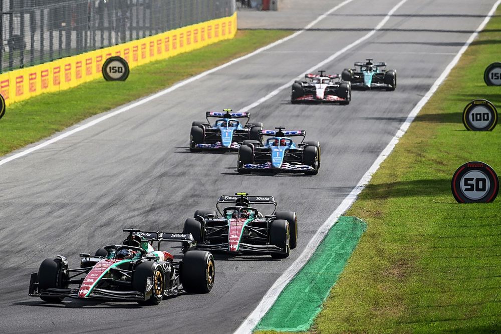 Valtteri Bottas, Alfa Romeo C43, Zhou Guanyu, Alfa Romeo C43, Esteban Ocon, Alpine A523