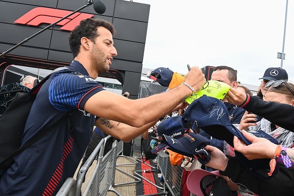 Daniel Ricciardo, tercer piloto, Red Bull Racing firma un autógrafo a un aficionado