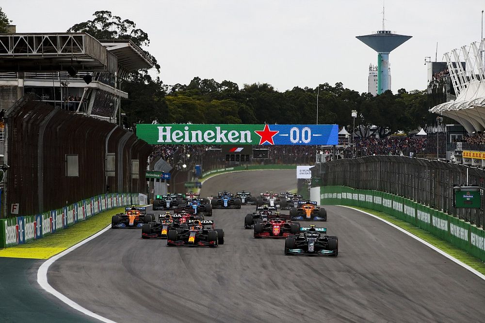 Valtteri Bottas, Mercedes W12, Max Verstappen, Red Bull Racing RB16B, Sergio P&eacute;rez, Red Bull Racing RB16B, Charles Leclerc, Ferrari SF21, Lando Norris, McLaren MCL35M, y el resto del campo en la salida