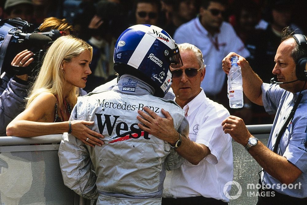 David Coulthard con su novia Heidi Wichlinski, y Ron Dennis, director del equipo, McLaren