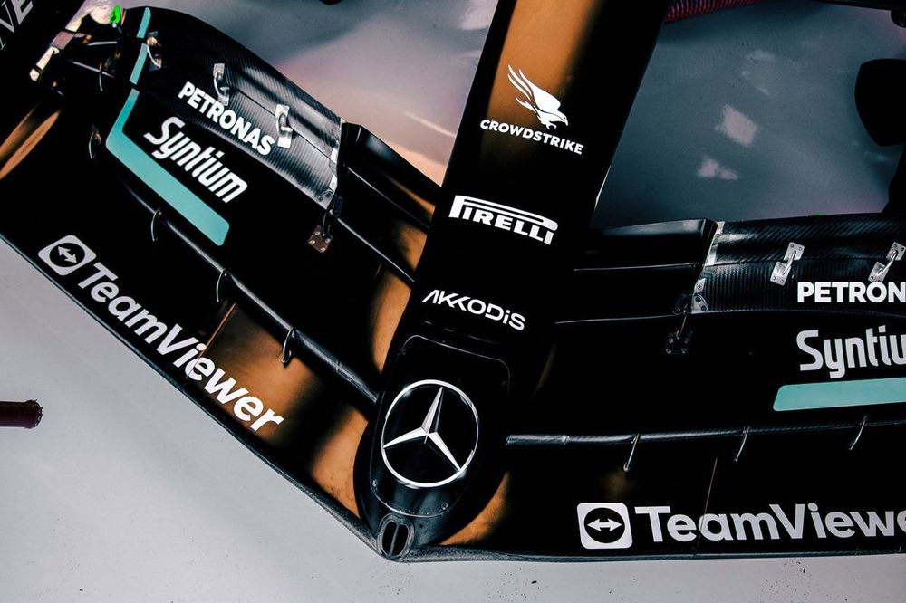 Detalle del alerón delantero del Mercedes W14