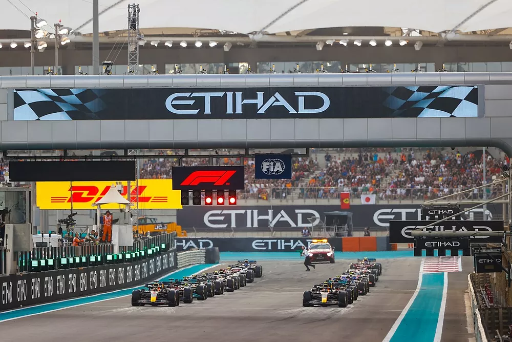 Max Verstappen, Red Bull Racing RB18, Sergio Perez, Red Bull Racing RB18, et les autres monoplaces au d&eacute;part