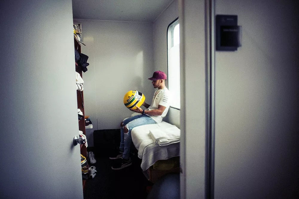Lewis Hamilton, Mercedes-Benz with Ayrton Senna helmet