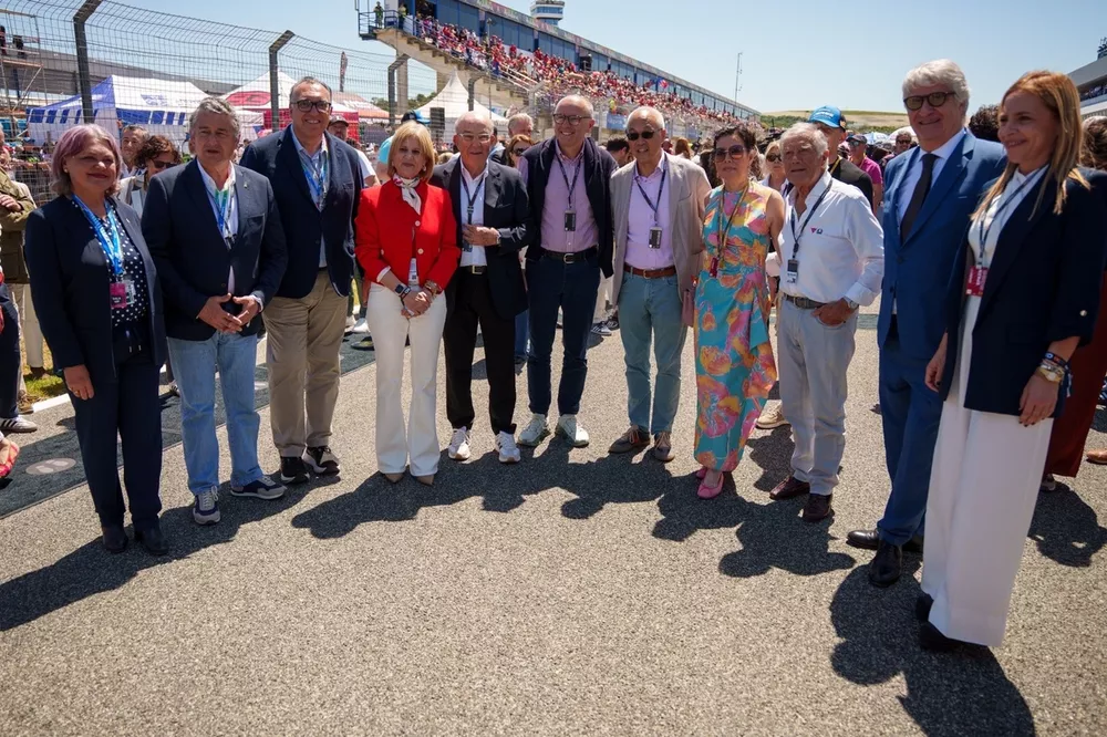 Group photo on the starting grid.