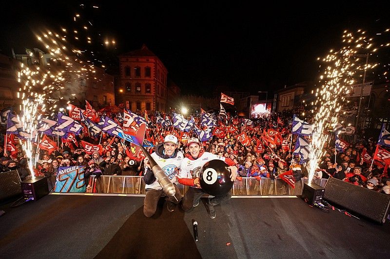 Marc Márquez y su hermano Álex celebran sus títulos de campeones 2019 en Cervera