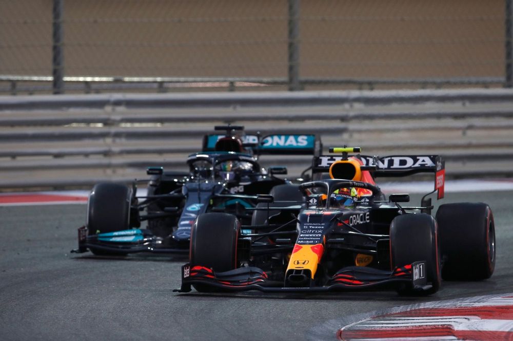 Sergio Perez, Red Bull Racing RB16B, Lewis Hamilton, Mercedes W12