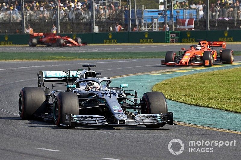 Lewis Hamilton, Mercedes AMG F1 W10, lidera a Sebastian Vettel, Ferrari SF90